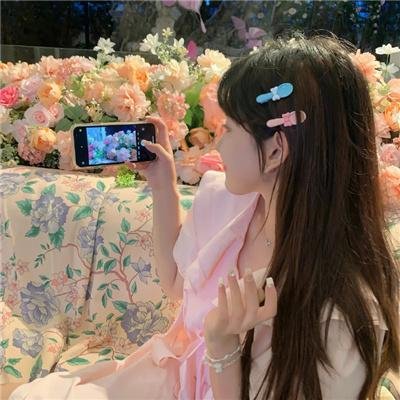 盛开的樱花林下